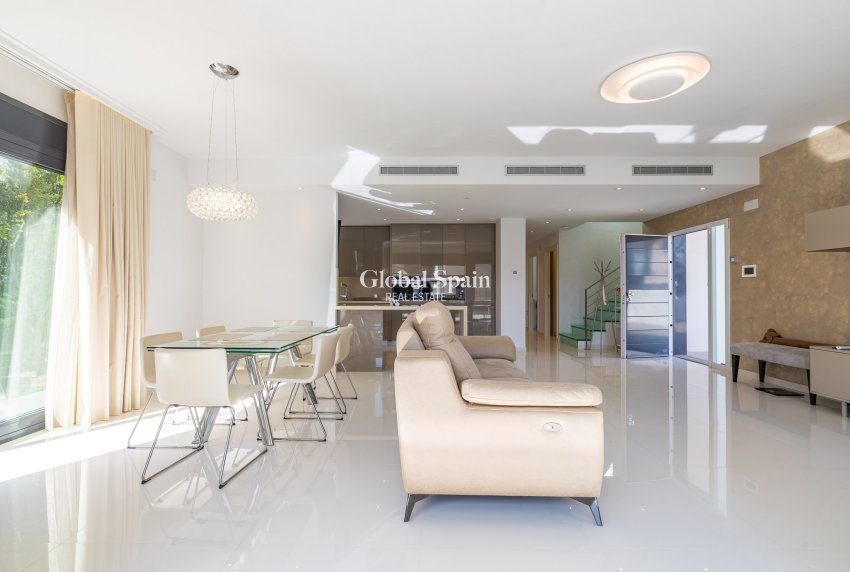 Resale - Villa -
ORIHUELA COSTA - CAMPOAMOR