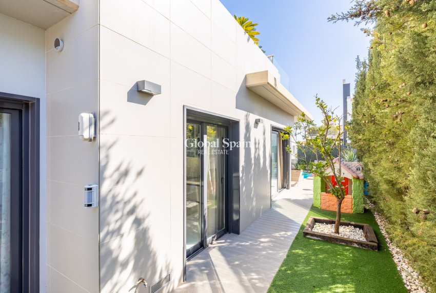 Resale - Villa -
ORIHUELA COSTA - CAMPOAMOR