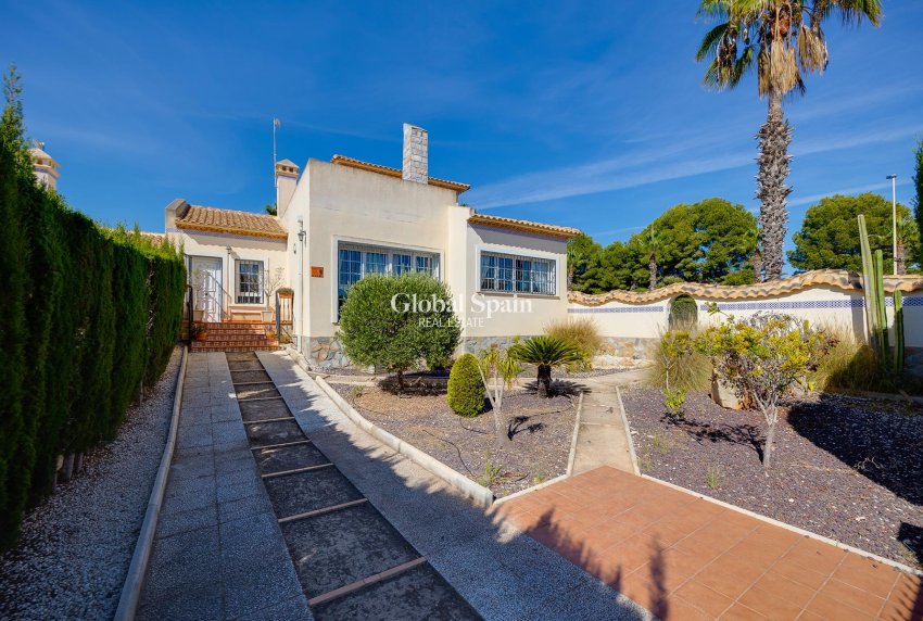 Resale - VILLA -
ORIHUELA COSTA - Costa Blanca