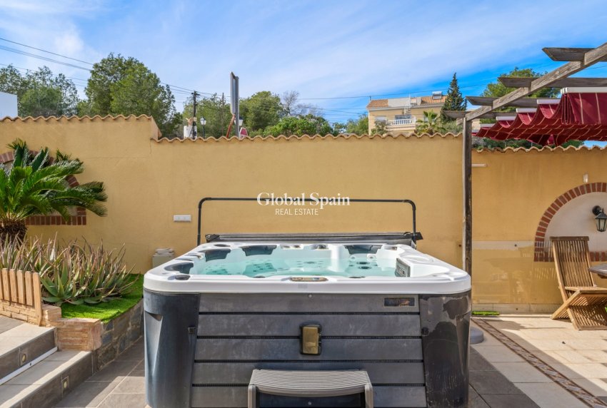 Resale - VILLA -
ORIHUELA COSTA - Costa Blanca