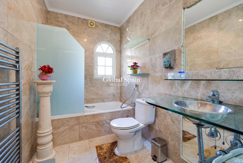 Resale - VILLA -
ORIHUELA COSTA - Costa Blanca