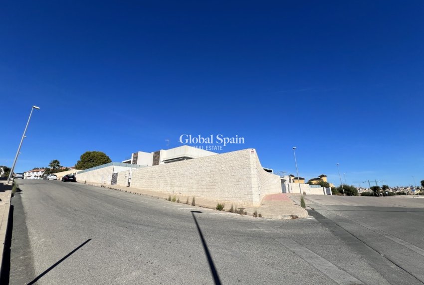Resale - VILLA -
ORIHUELA COSTA - Costa Blanca