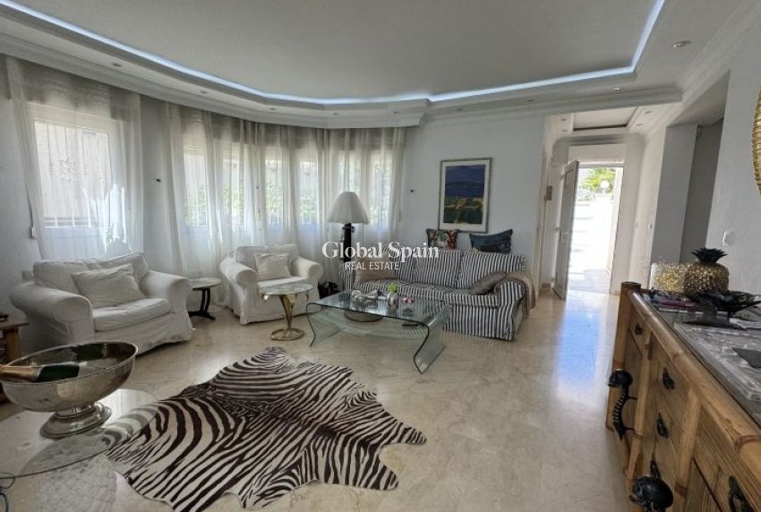 Resale - VILLA -
ORIHUELA COSTA - Costa Blanca