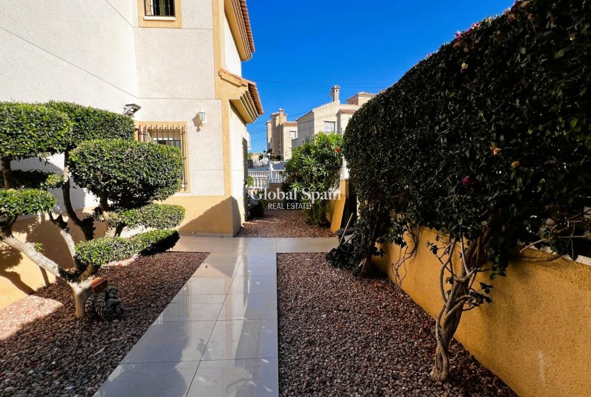 Resale - VILLA -
ORIHUELA COSTA - Costa Blanca