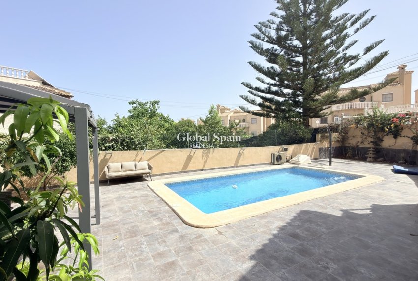 Resale - VILLA -
ORIHUELA COSTA - Costa Blanca
