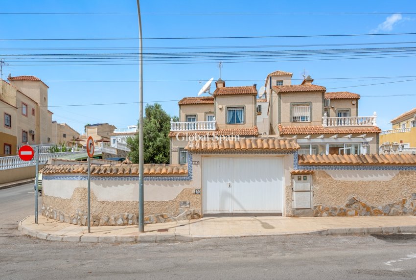 Resale - VILLA -
ORIHUELA COSTA - El Galan