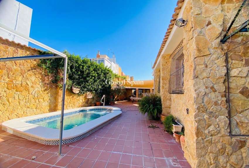 Resale - VILLA -
ORIHUELA COSTA - La Florida