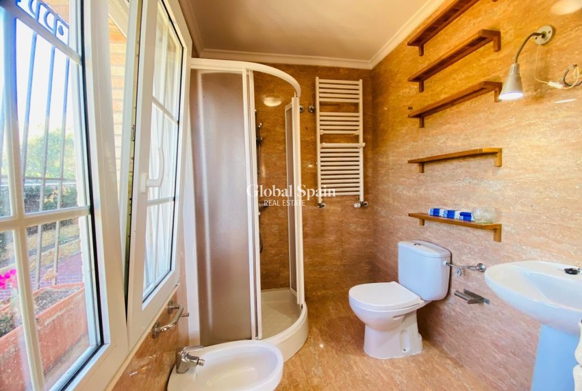 Resale - VILLA -
ORIHUELA COSTA - La Florida