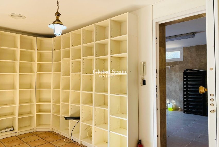 Resale - VILLA -
ORIHUELA COSTA - La Florida