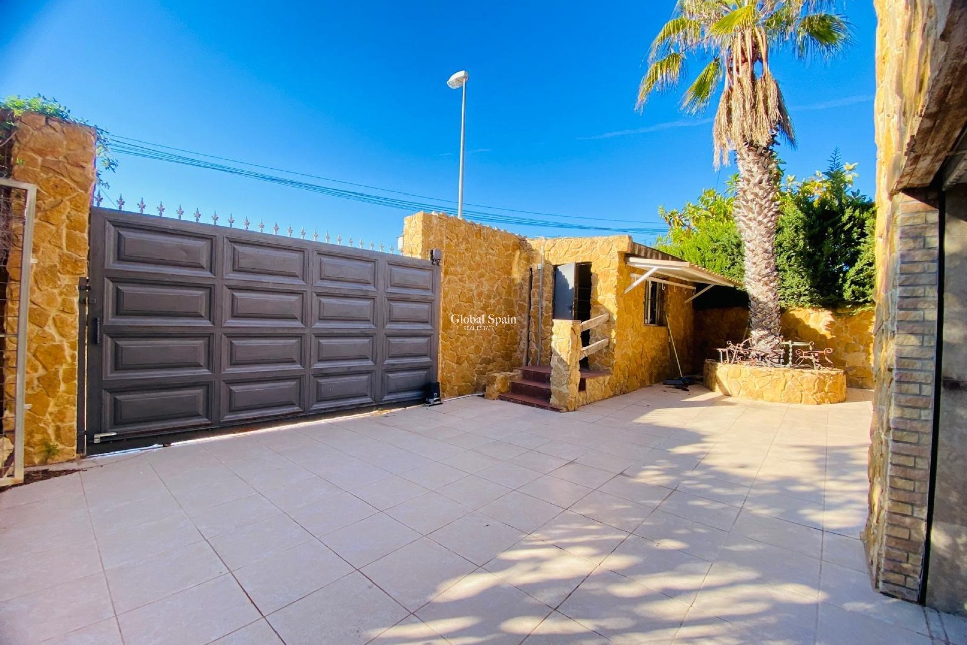Resale - VILLA -
ORIHUELA COSTA - La Florida