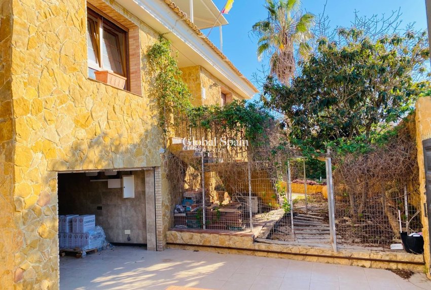 Resale - VILLA -
ORIHUELA COSTA - La Florida