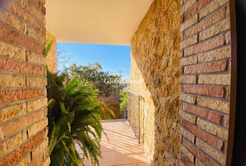 Resale - VILLA -
ORIHUELA COSTA - La Florida