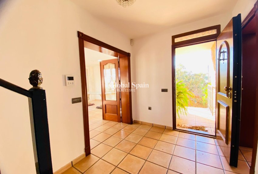 Resale - VILLA -
ORIHUELA COSTA - La Florida