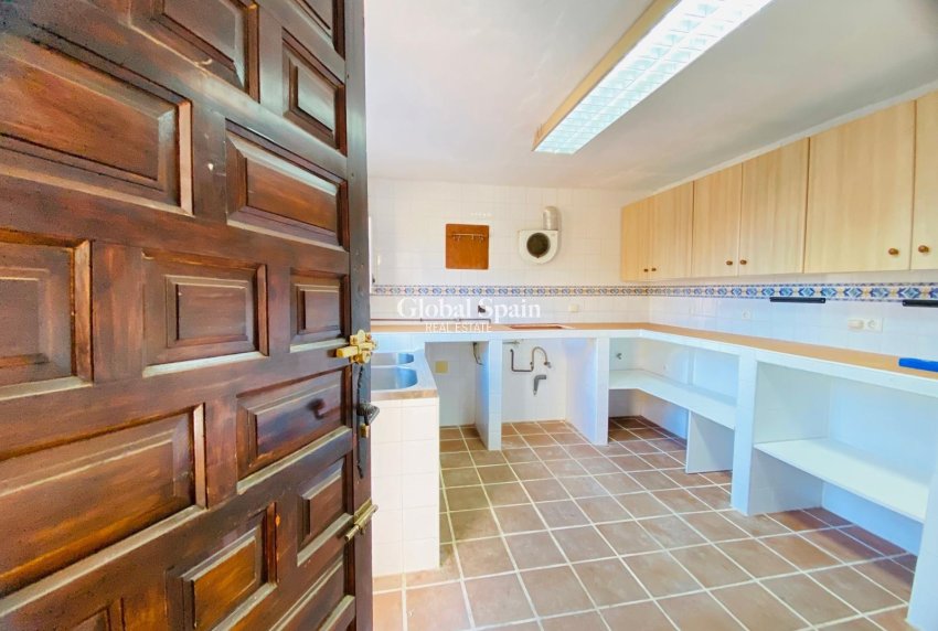 Resale - VILLA -
ORIHUELA COSTA - La Florida