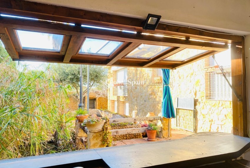 Resale - VILLA -
ORIHUELA COSTA - La Florida