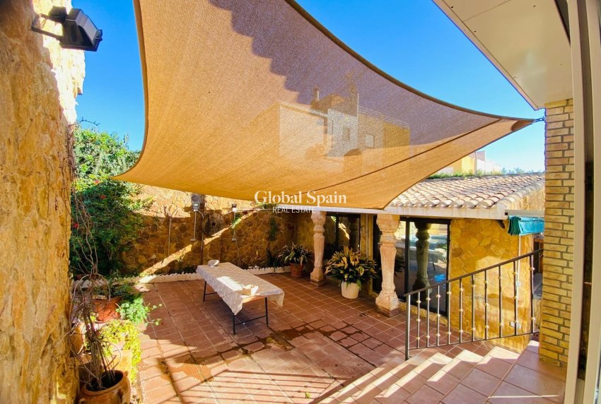 Resale - VILLA -
ORIHUELA COSTA - La Florida