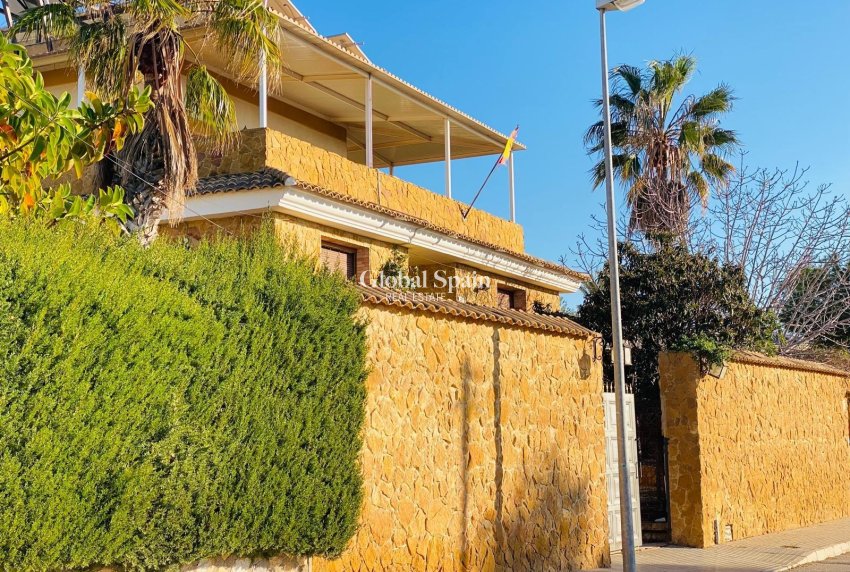 Resale - VILLA -
ORIHUELA COSTA - La Florida