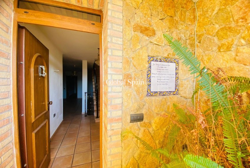 Resale - VILLA -
ORIHUELA COSTA - La Florida