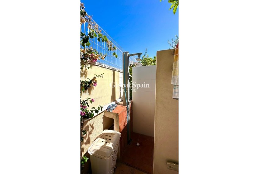 Resale - VILLA -
ORIHUELA COSTA - La Regia