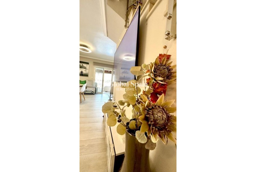 Resale - VILLA -
ORIHUELA COSTA - La Regia