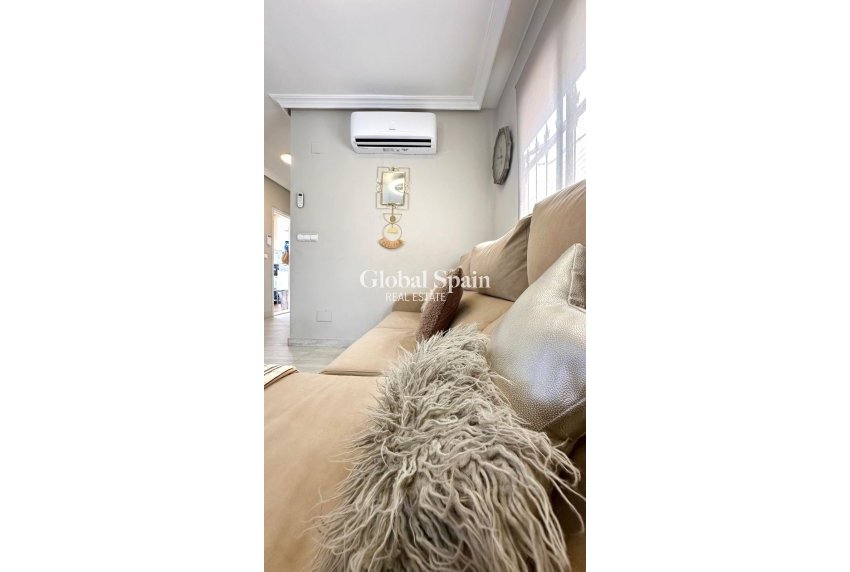 Resale - VILLA -
ORIHUELA COSTA - La Regia