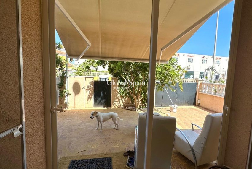 Resale - VILLA -
ORIHUELA COSTA - La Regia