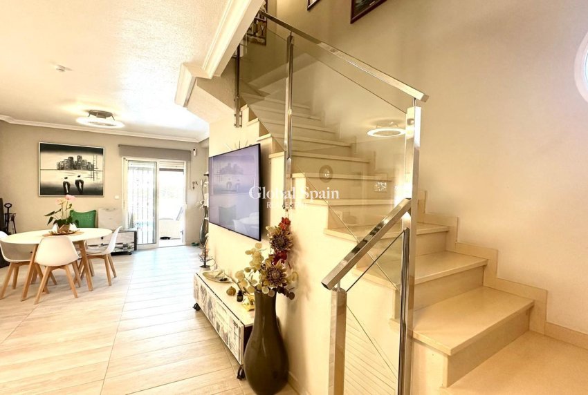 Resale - VILLA -
ORIHUELA COSTA - La Regia