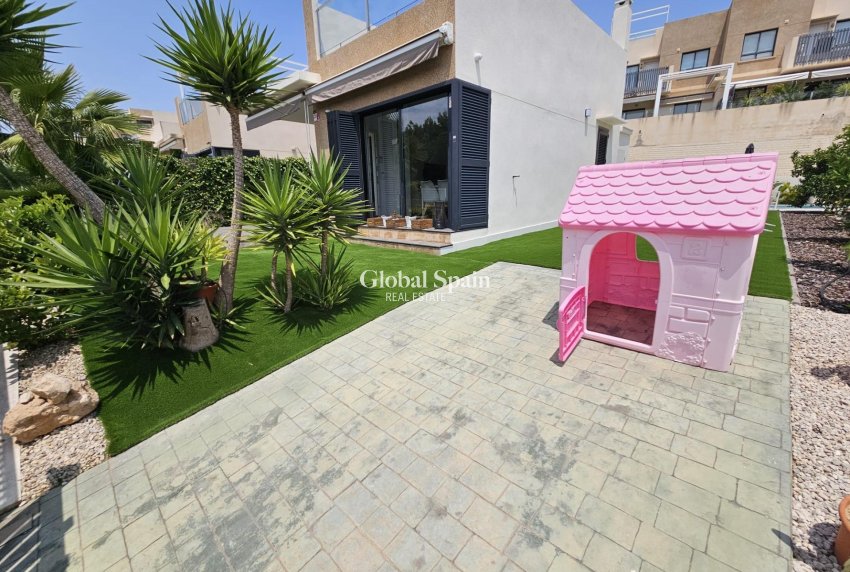 Resale - VILLA -
ORIHUELA COSTA - La Regia