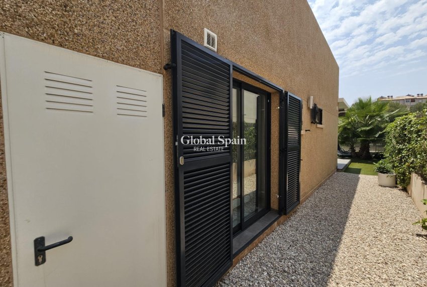 Resale - VILLA -
ORIHUELA COSTA - La Regia