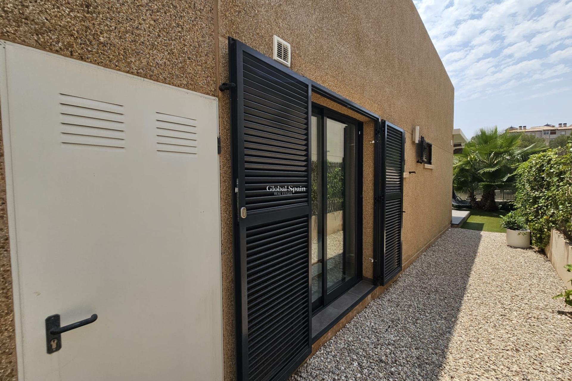 Resale - VILLA -
ORIHUELA COSTA - La Regia