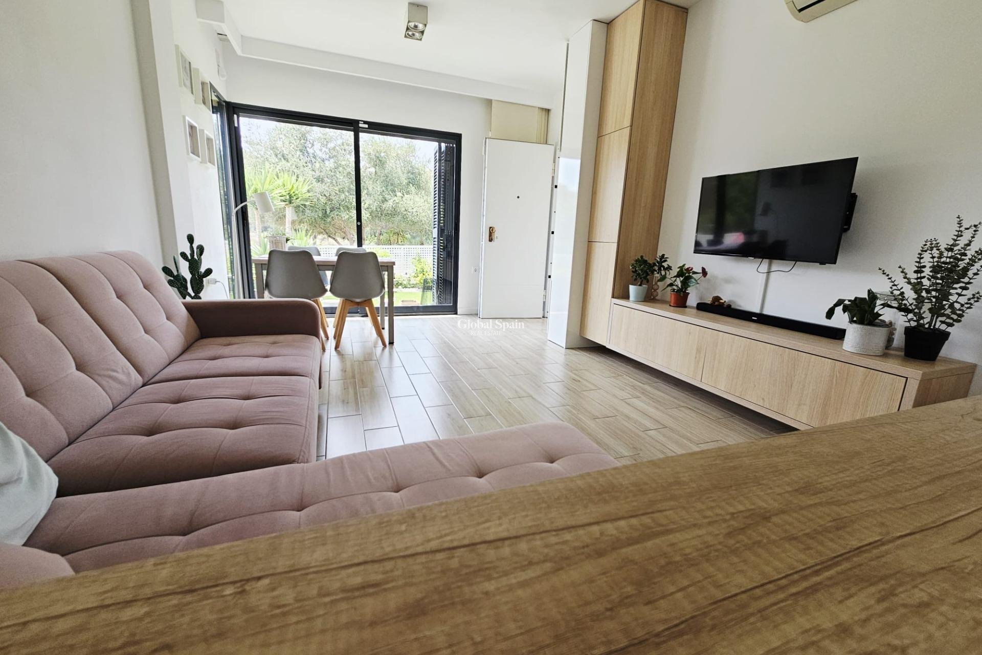 Resale - VILLA -
ORIHUELA COSTA - La Regia