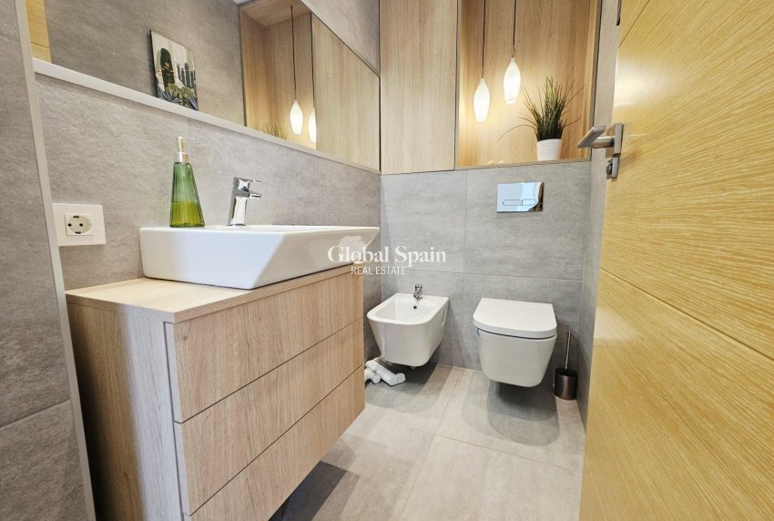 Resale - VILLA -
ORIHUELA COSTA - La Regia