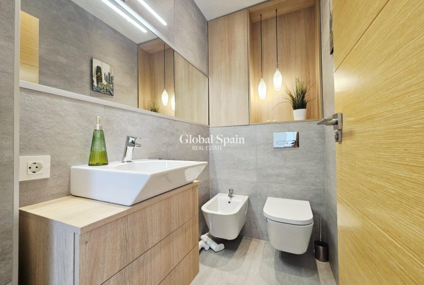 Resale - VILLA -
ORIHUELA COSTA - La Regia