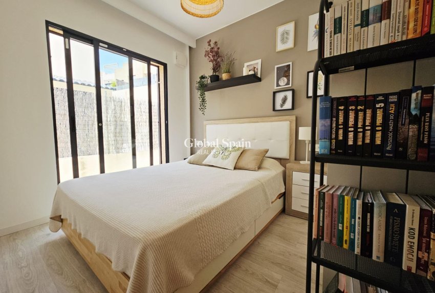 Resale - VILLA -
ORIHUELA COSTA - La Regia