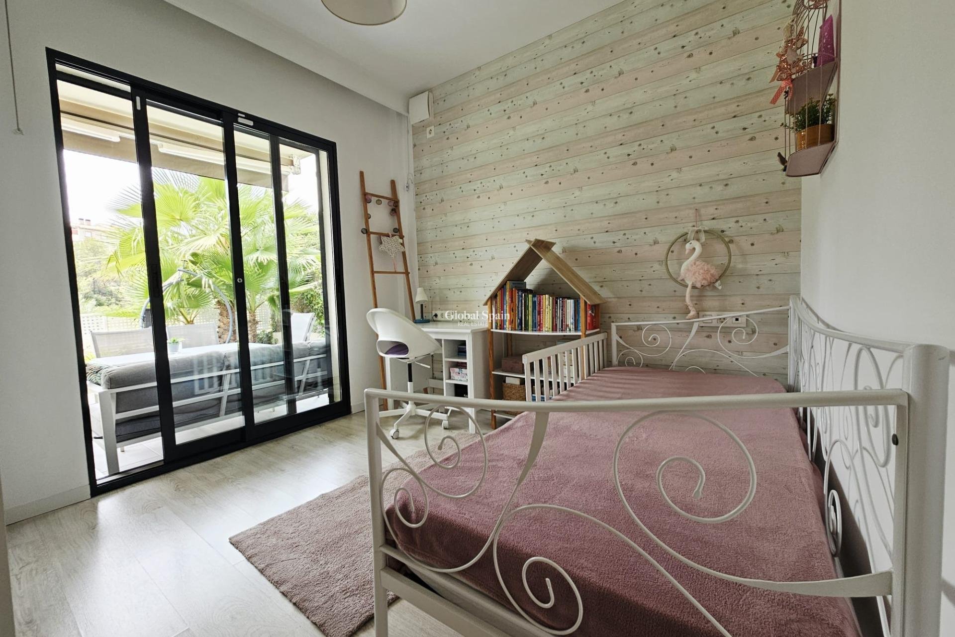 Resale - VILLA -
ORIHUELA COSTA - La Regia