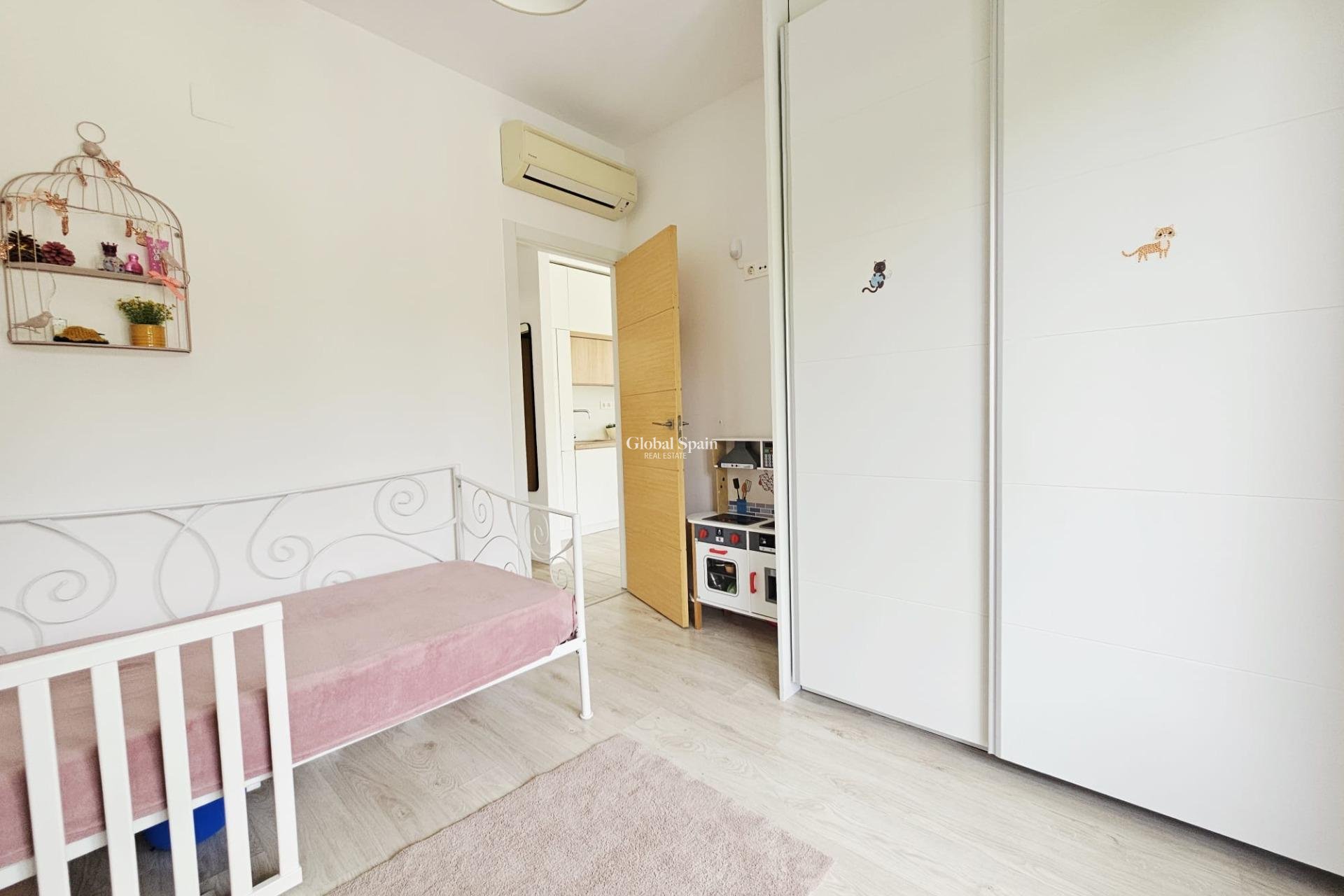 Resale - VILLA -
ORIHUELA COSTA - La Regia