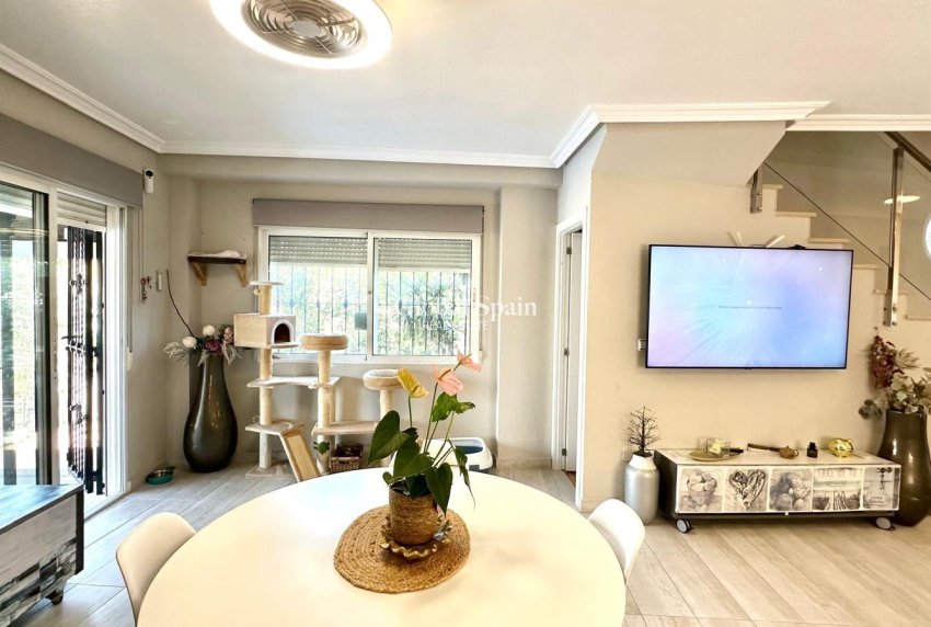 Resale - VILLA -
ORIHUELA COSTA - La Regia