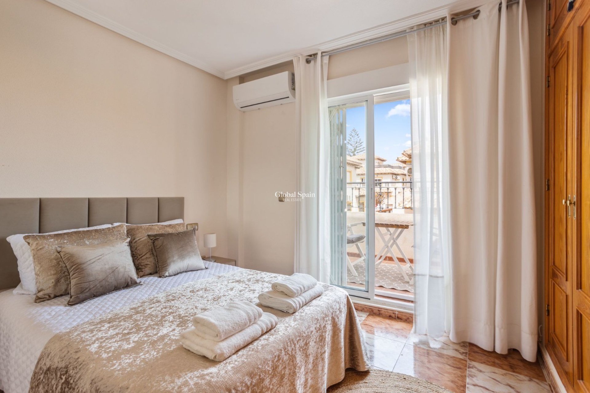 Resale - VILLA -
ORIHUELA COSTA - La Regia