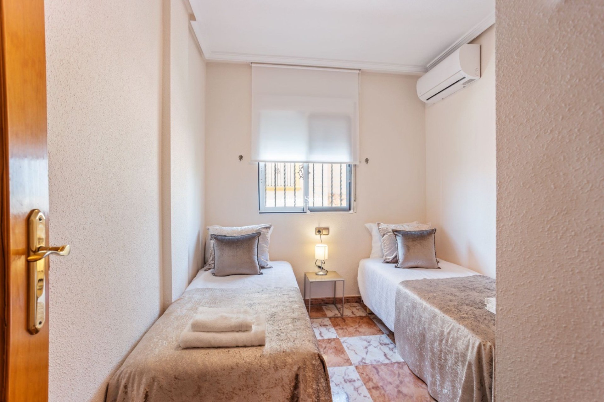 Resale - VILLA -
ORIHUELA COSTA - La Regia
