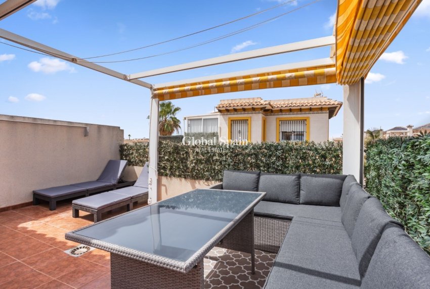 Resale - VILLA -
ORIHUELA COSTA - La Regia