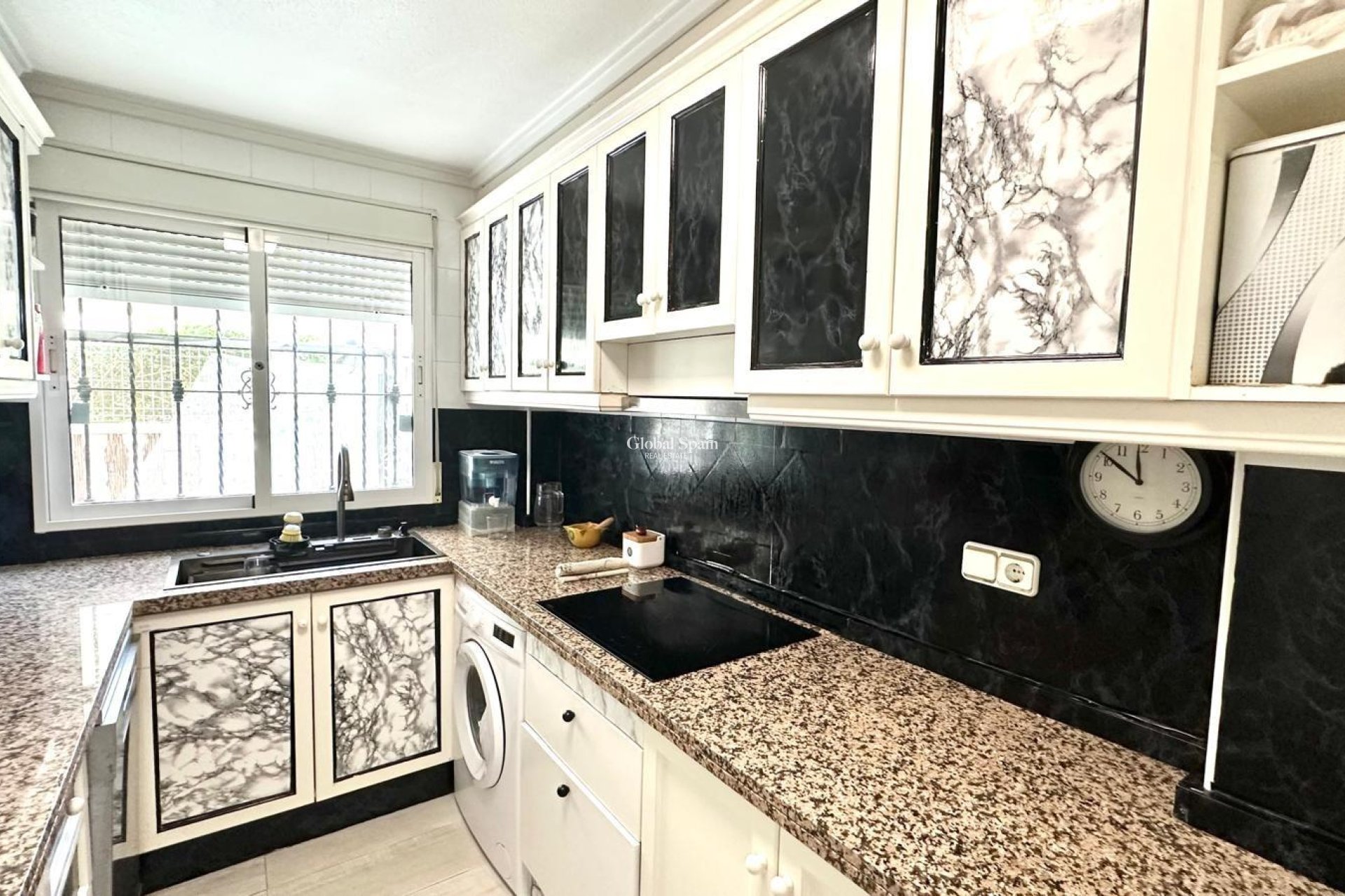 Resale - VILLA -
ORIHUELA COSTA - La Regia