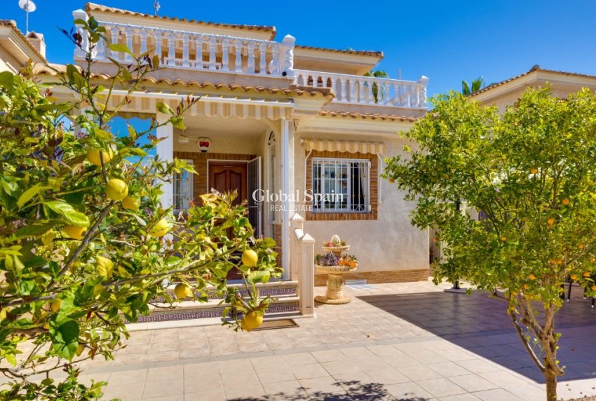 Resale - Villa -
ORIHUELA COSTA - La Zenia