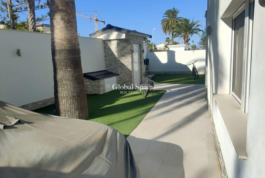 Resale - VILLA -
ORIHUELA COSTA - La Zenia