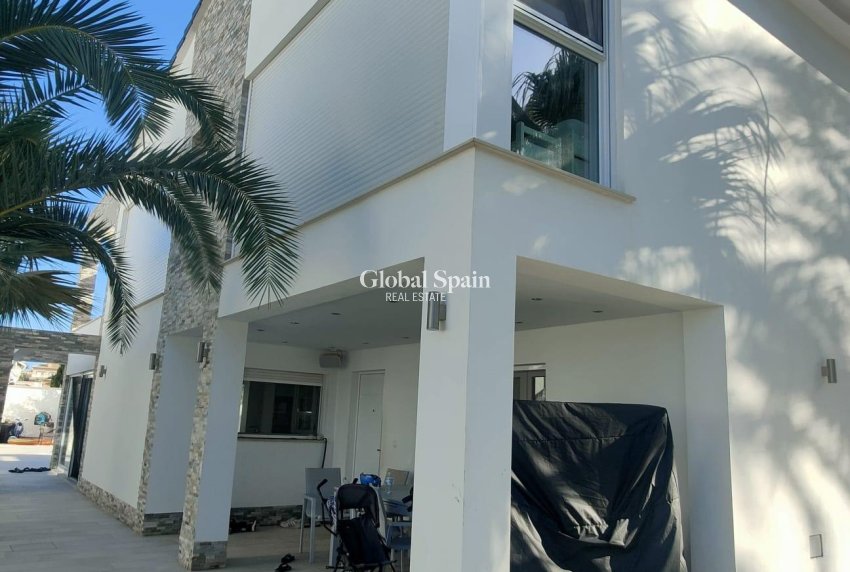 Resale - VILLA -
ORIHUELA COSTA - La Zenia