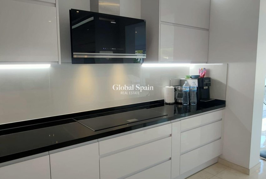 Resale - VILLA -
ORIHUELA COSTA - La Zenia