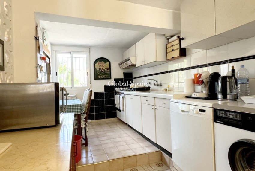 Resale - VILLA -
ORIHUELA COSTA - La Zenia