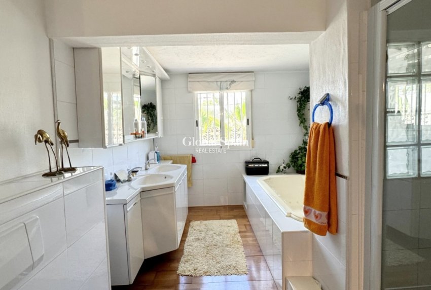 Resale - VILLA -
ORIHUELA COSTA - La Zenia