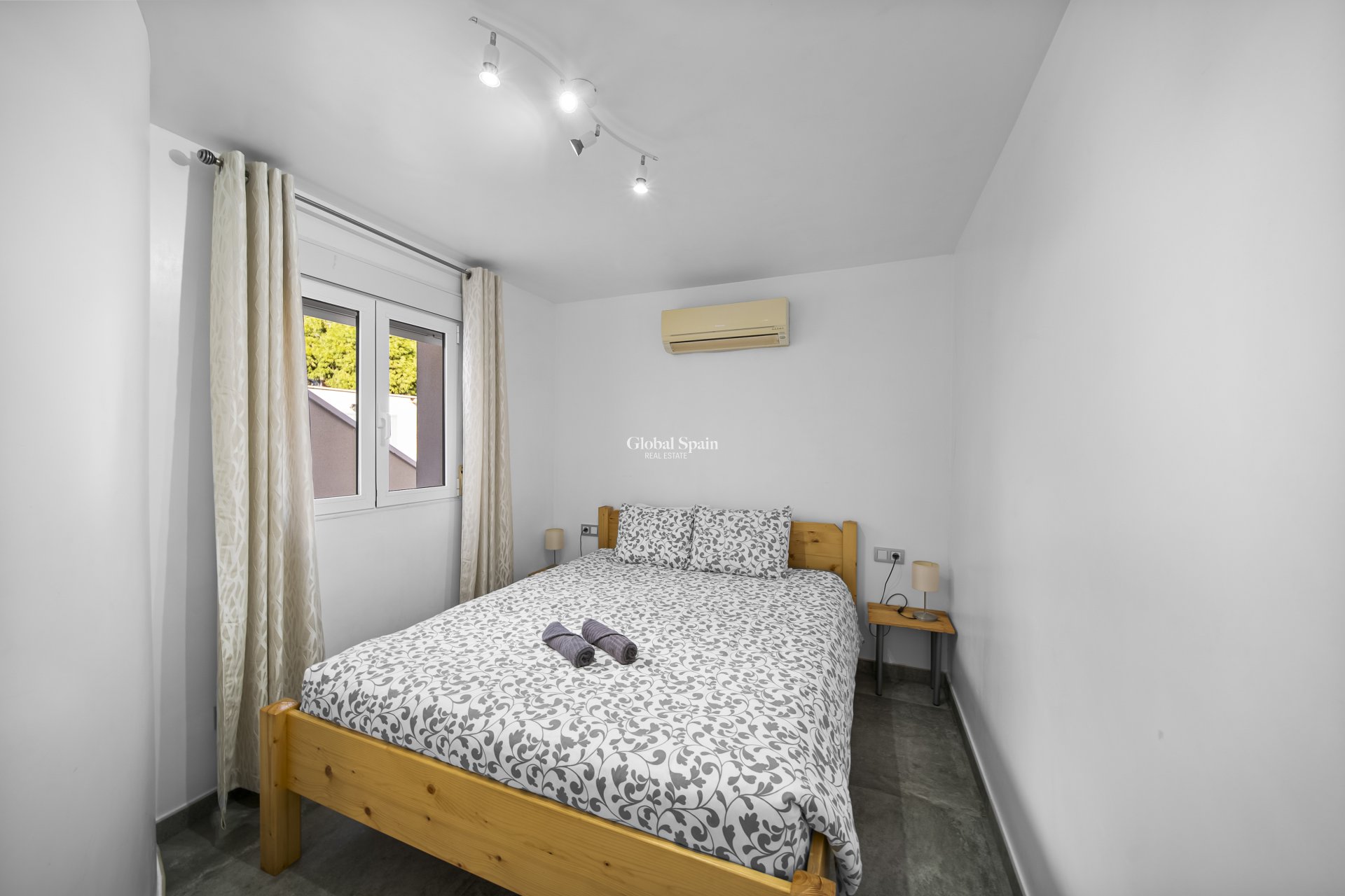 Resale - VILLA -
ORIHUELA COSTA - La Zenia