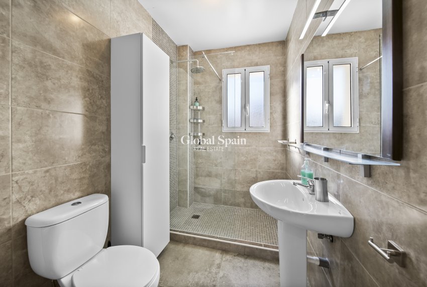 Resale - VILLA -
ORIHUELA COSTA - La Zenia