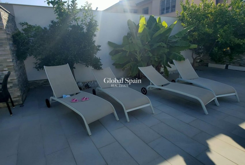 Resale - VILLA -
ORIHUELA COSTA - La Zenia